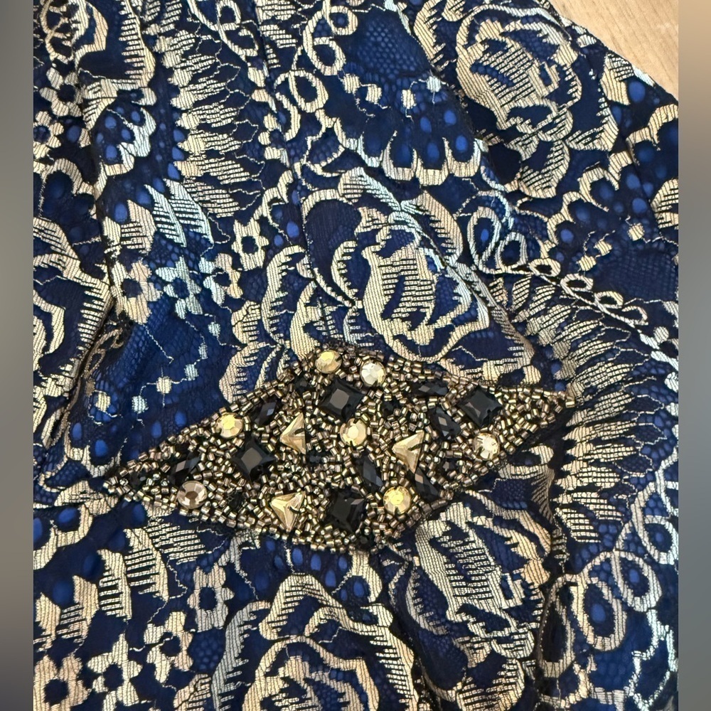 Embellished Brocade Sleeveless Sheath Dress. Blue and gold - satin lined. Size 6 - Picture 6 of 11